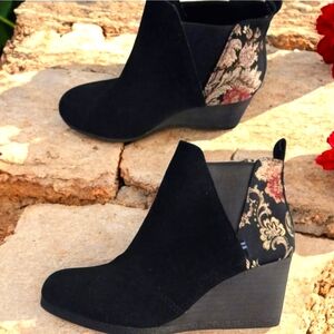 TOM'S " KELSEY" SUEDE/FLORAL FABRIC WEDGE ANKLE BOOT